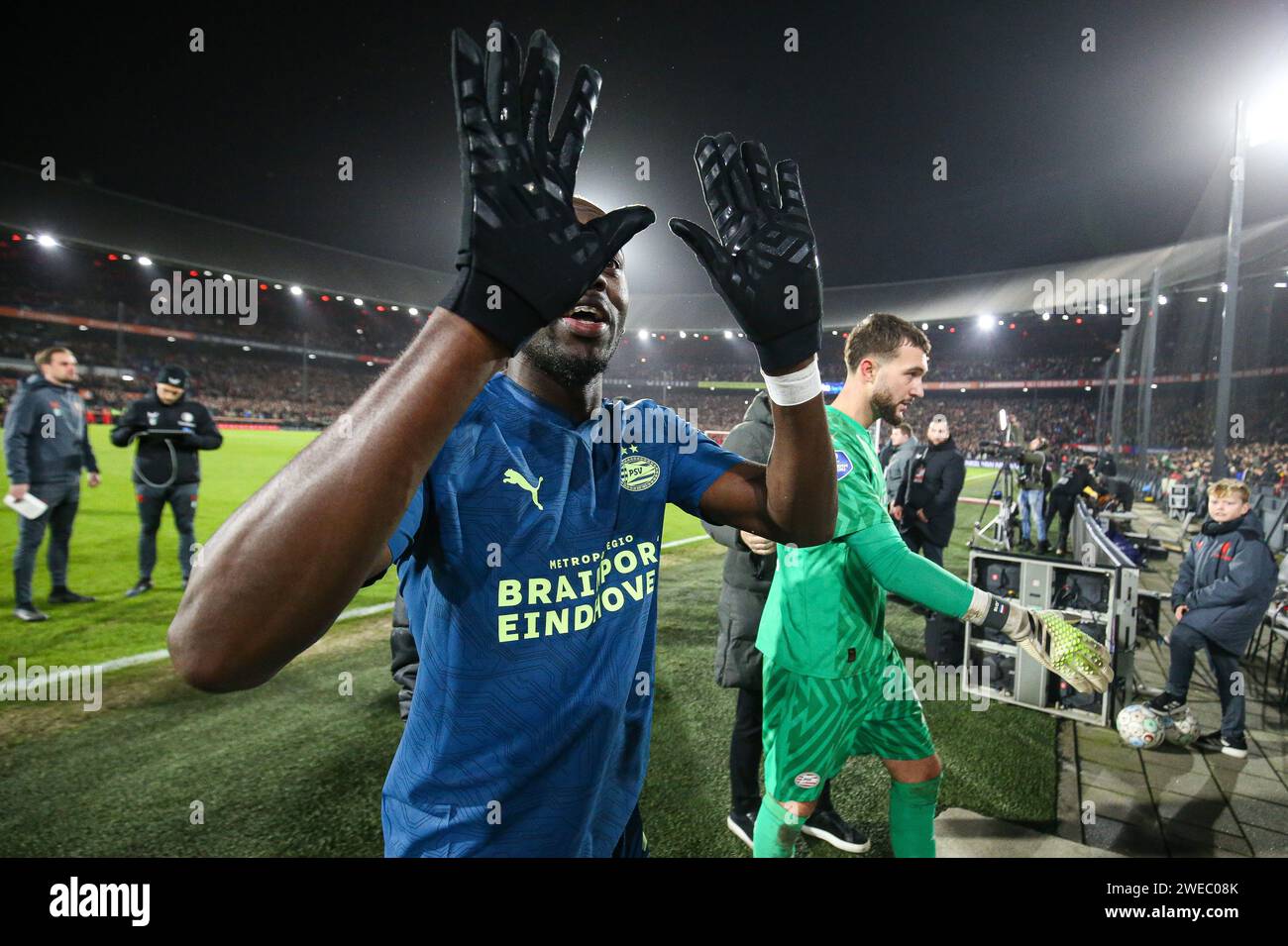 ROTTERDAM, 24-1-2024, Stadion de Kuip, Niederländer TOTO KNVB Beker, 2023/2024, Feyenoord - PSV, PSV-Spieler Jordan Teze nach dem Spiel, sagte zehn Punkte gegen Feyenoord Supporters Credit: Pro Shots/Alamy Live News Stockfoto