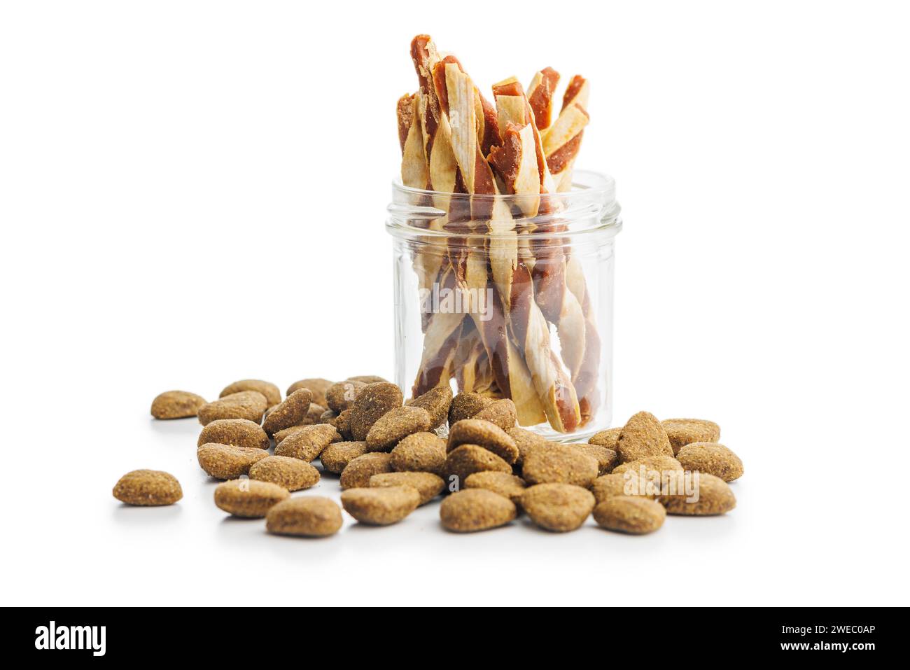 Hundefutter. Snack-Sticks für Hunde isoliert auf weißem Hintergrund. Stockfoto