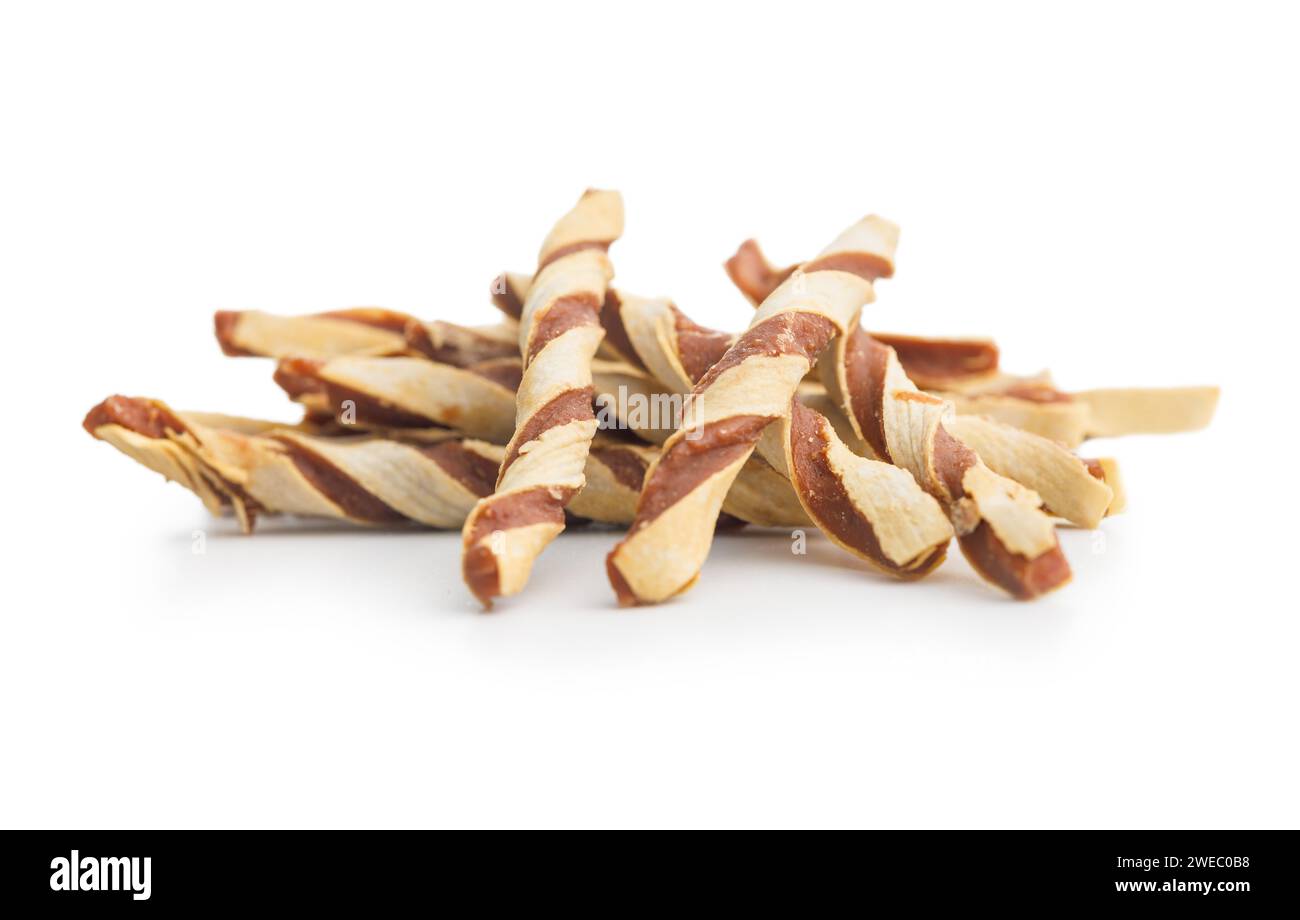 Hundefutter. Snack-Sticks für Hunde isoliert auf weißem Hintergrund. Stockfoto