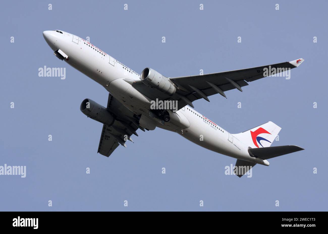 Ein Airbus A330-200 von China Eastern Airlines, der den Flughafen London Gatwick abfliegt Stockfoto