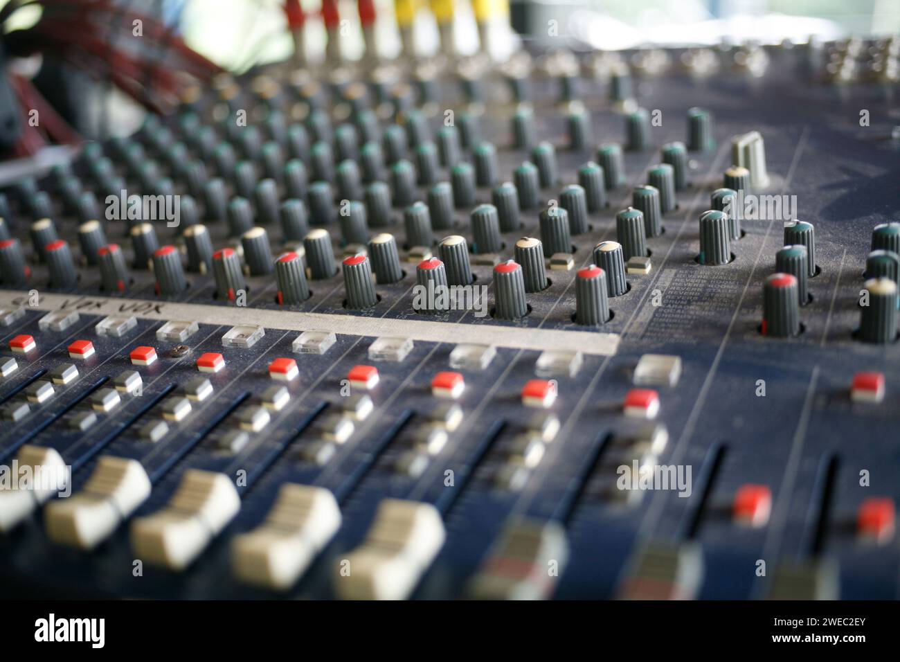 Schmutziger Soundmixer. Backstage-Bedienelemente an einem Audiomischer. Audio-Musik-Sound-Steuerung. Stockfoto