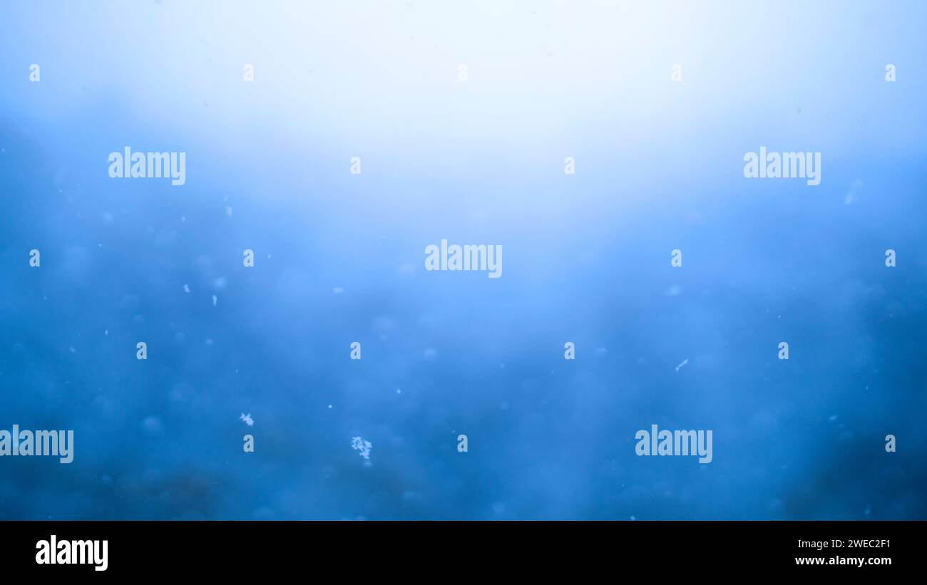 Blauer Schneefall-Hintergrundeffekt. Abstrakter dynamischer Energiehintergrund. Geringe Schärfentiefe mit weichem Fokus. Stockfoto