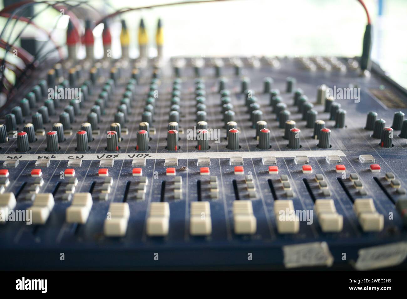 Schmutziger Soundmixer. Backstage-Bedienelemente an einem Audiomischer. Audio-Musik-Sound-Steuerung. Stockfoto