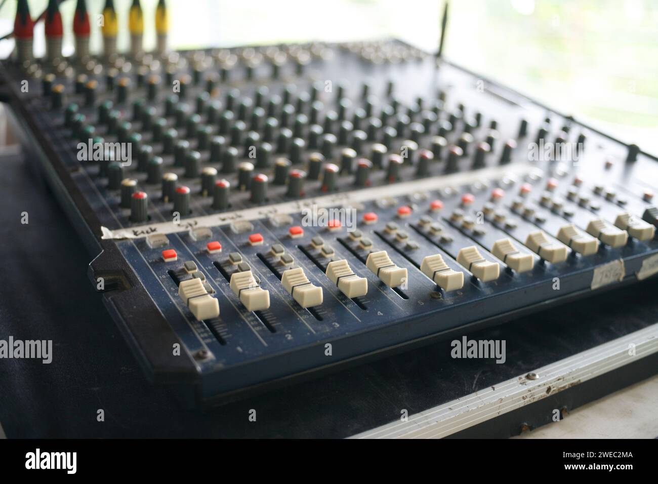 Schmutziger Soundmixer. Backstage-Bedienelemente an einem Audiomischer. Audio-Musik-Sound-Steuerung. Stockfoto