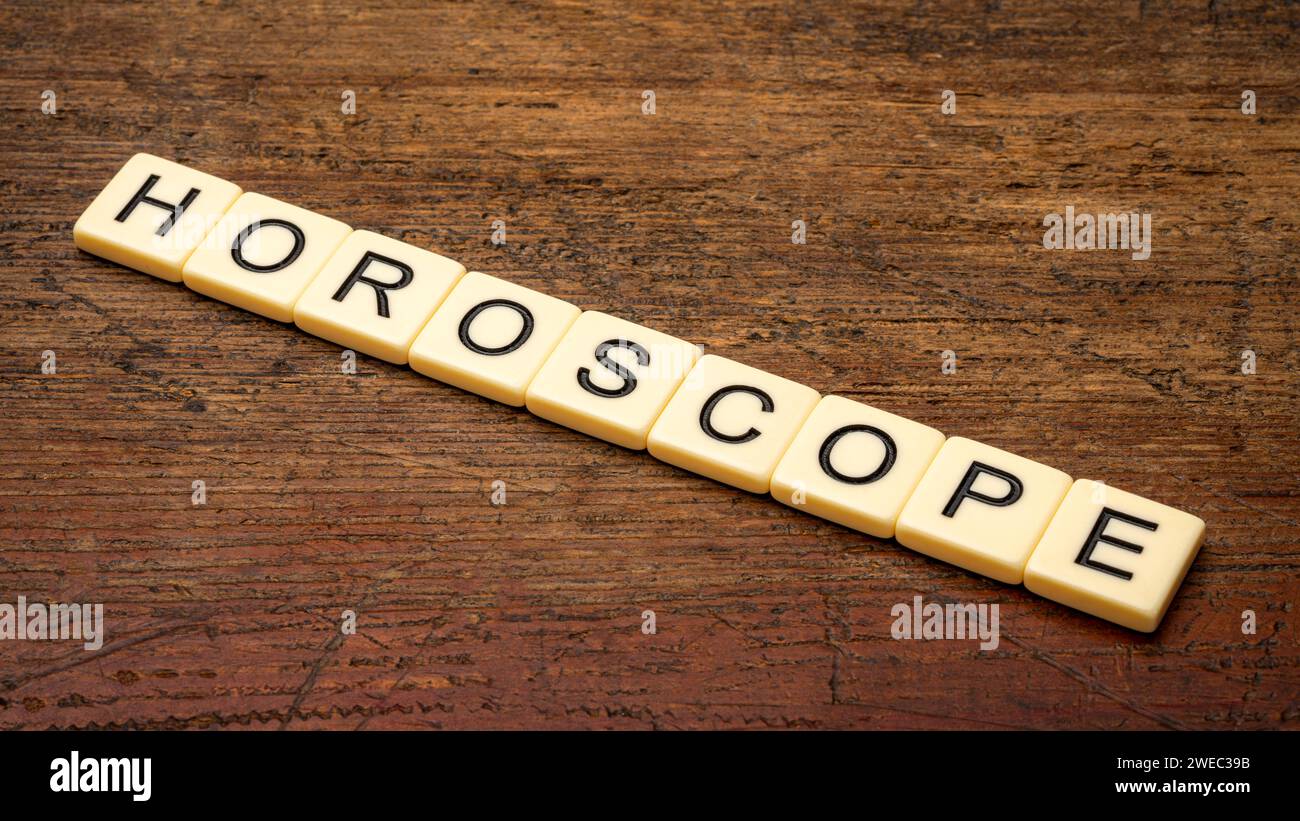 Horoskop-Wort in Elfenbeinbuchstaben-Fliesen gegen rustikales verwittertes Holz Stockfoto