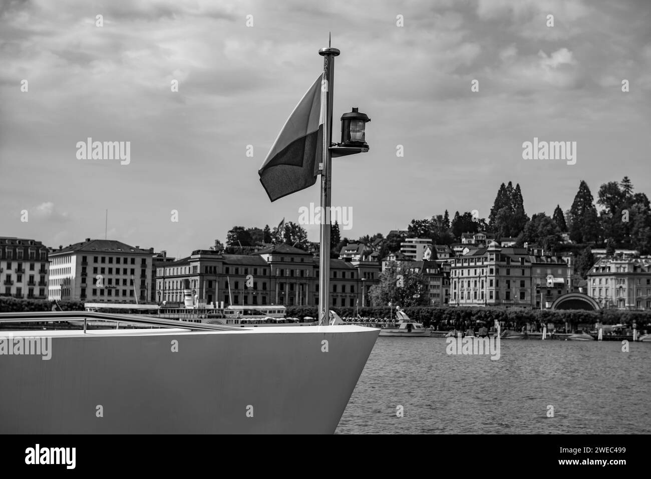 Passagierschiff und Stadtbild über Luzern, Schweiz. Stockfoto