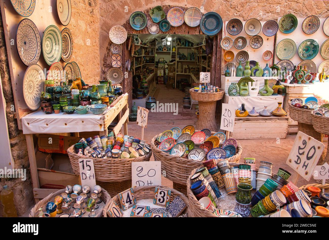 Schüsseln und Keramik in einem typischen Berbergeschäft in der Medina von Essaouira, Marokko Stockfoto