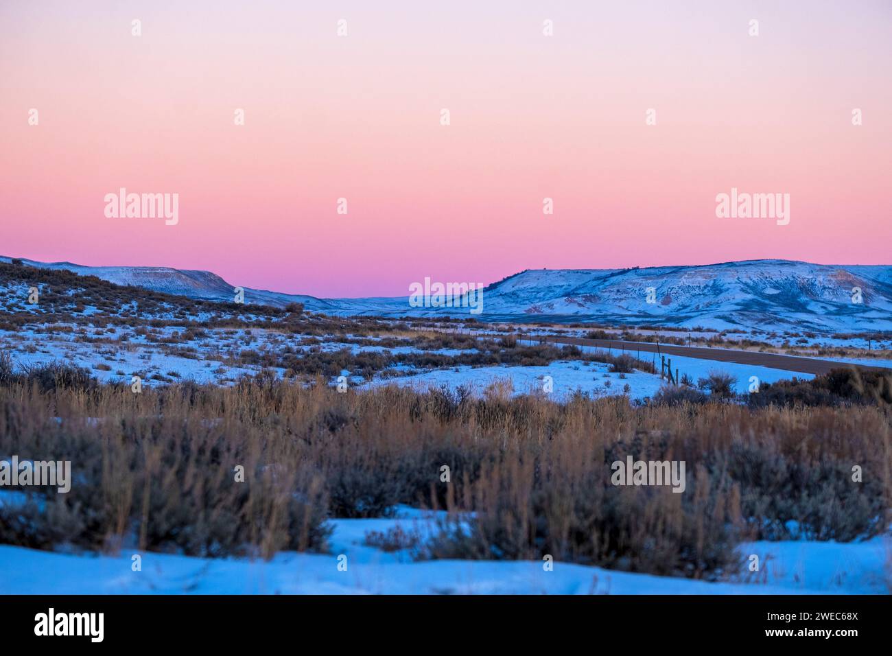Schnee auf dem Sagebrausch am Fossil Butte National Monument, Wyoming, USA Stockfoto