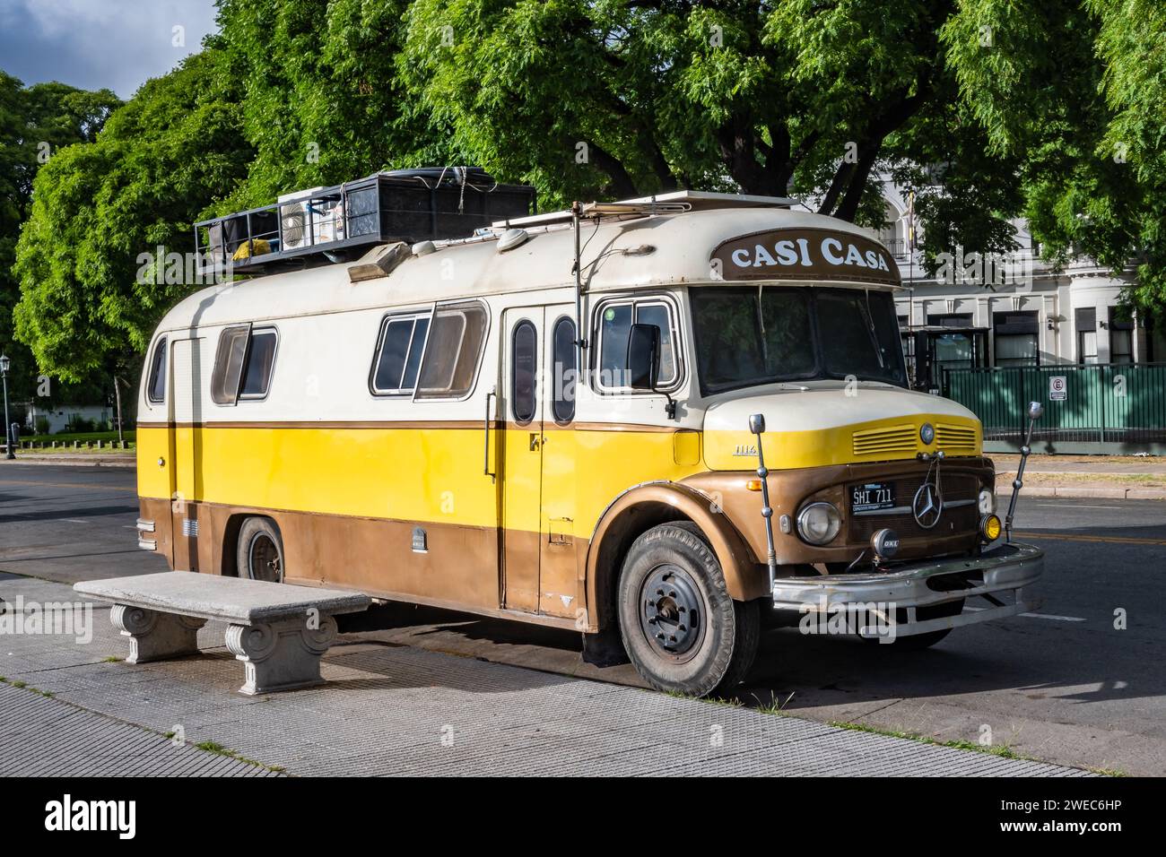 Ein alter Bus parkte auf der Straße. Buenos Aires, Argentinien. Stockfoto