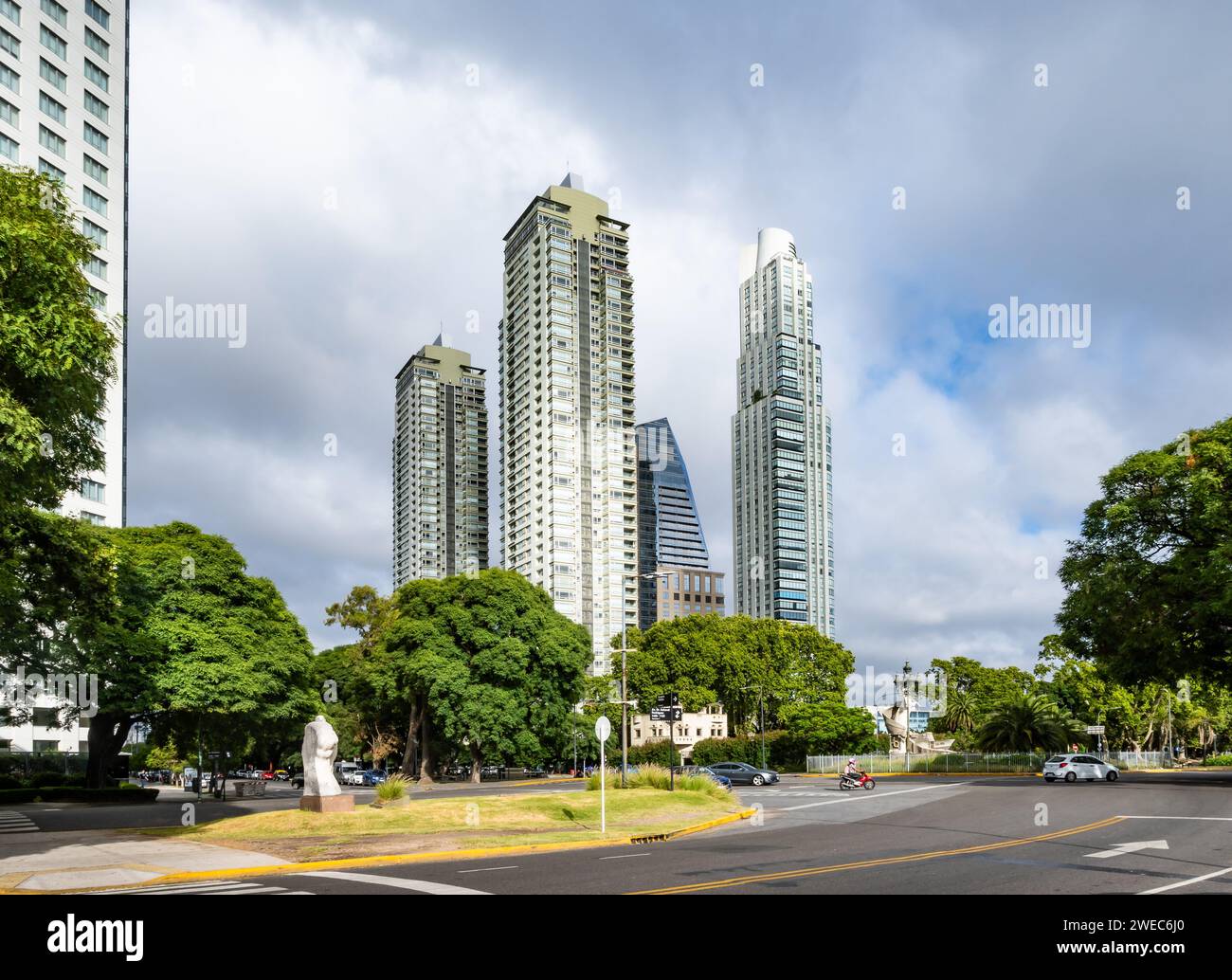 Wolkenkratzer in der Nähe des Ufers. Buenos Aires, Argentinien. Stockfoto