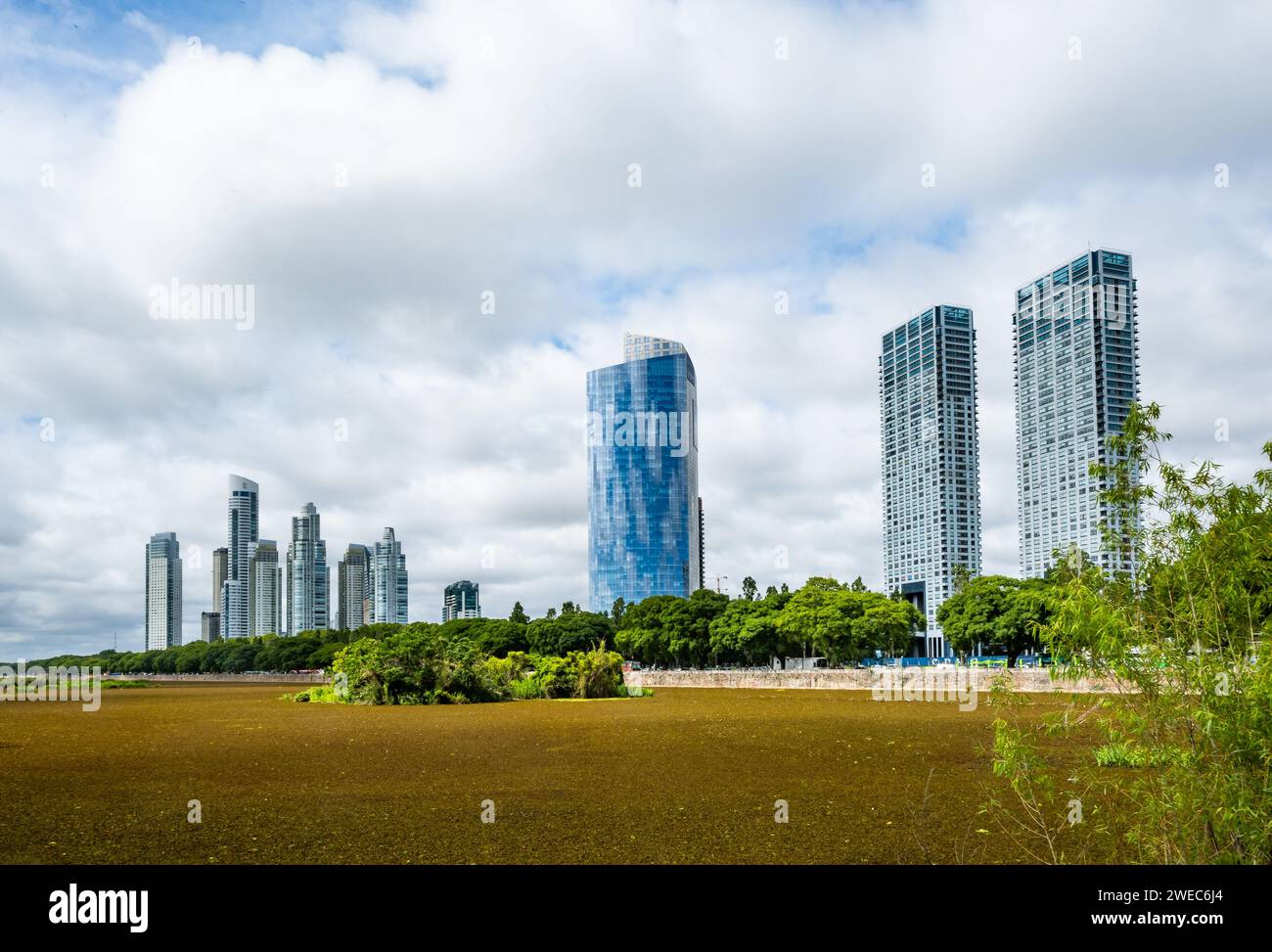 Wolkenkratzer in der Nähe der Uferpromenade von Buenos Aires, Argentinien. Stockfoto