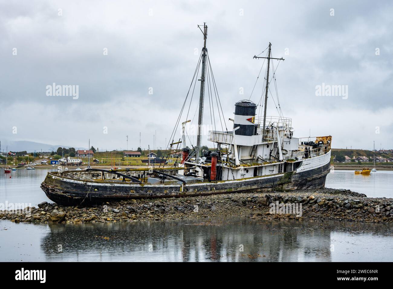 Ein verlassenes Holzboot ruhte auf Schotter. Ushuaia, Tierra del Fuego, Argentinien. Stockfoto