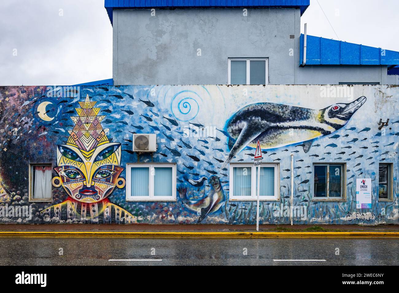 Farbenfrohes Wandbild an der Wand in der Hafenstadt Ushuaia, Feuerland, Argentinien. Stockfoto