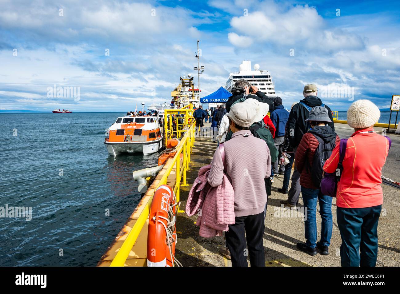 Kreuzfahrtpassagiere werden mit einem Tenderboot zum Hafen transportiert. Punta Arenas, Chile, Südamerika. Stockfoto