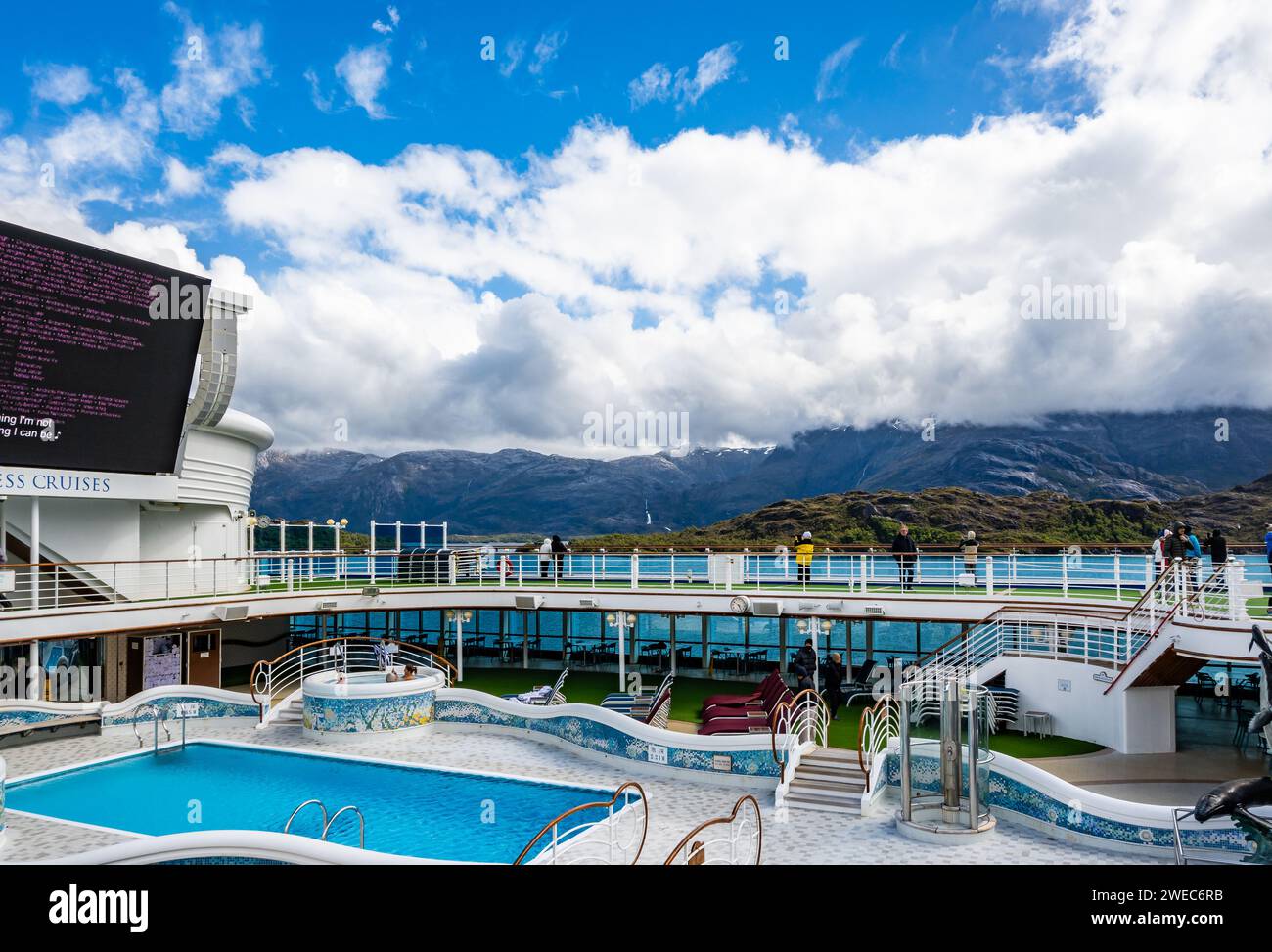 Ein Kreuzfahrtschiff, das durch die Fjorde im Süden Chiles, Südamerika, segelt. Stockfoto