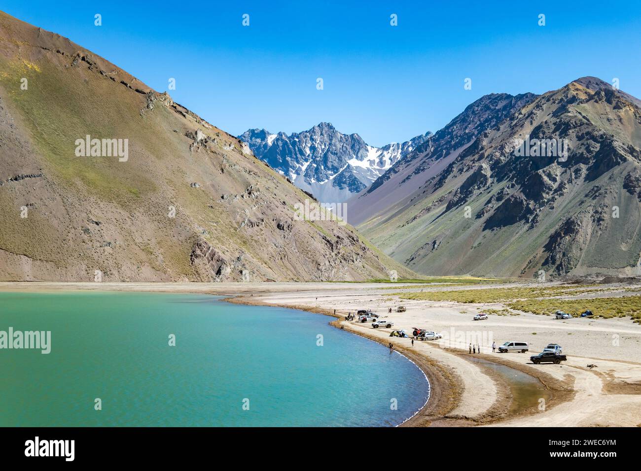 Embalse el Yeso, ein großer Stausee in den Bergen der hohen Anden. Valle de Yeso, Chile, Südamerika. Stockfoto