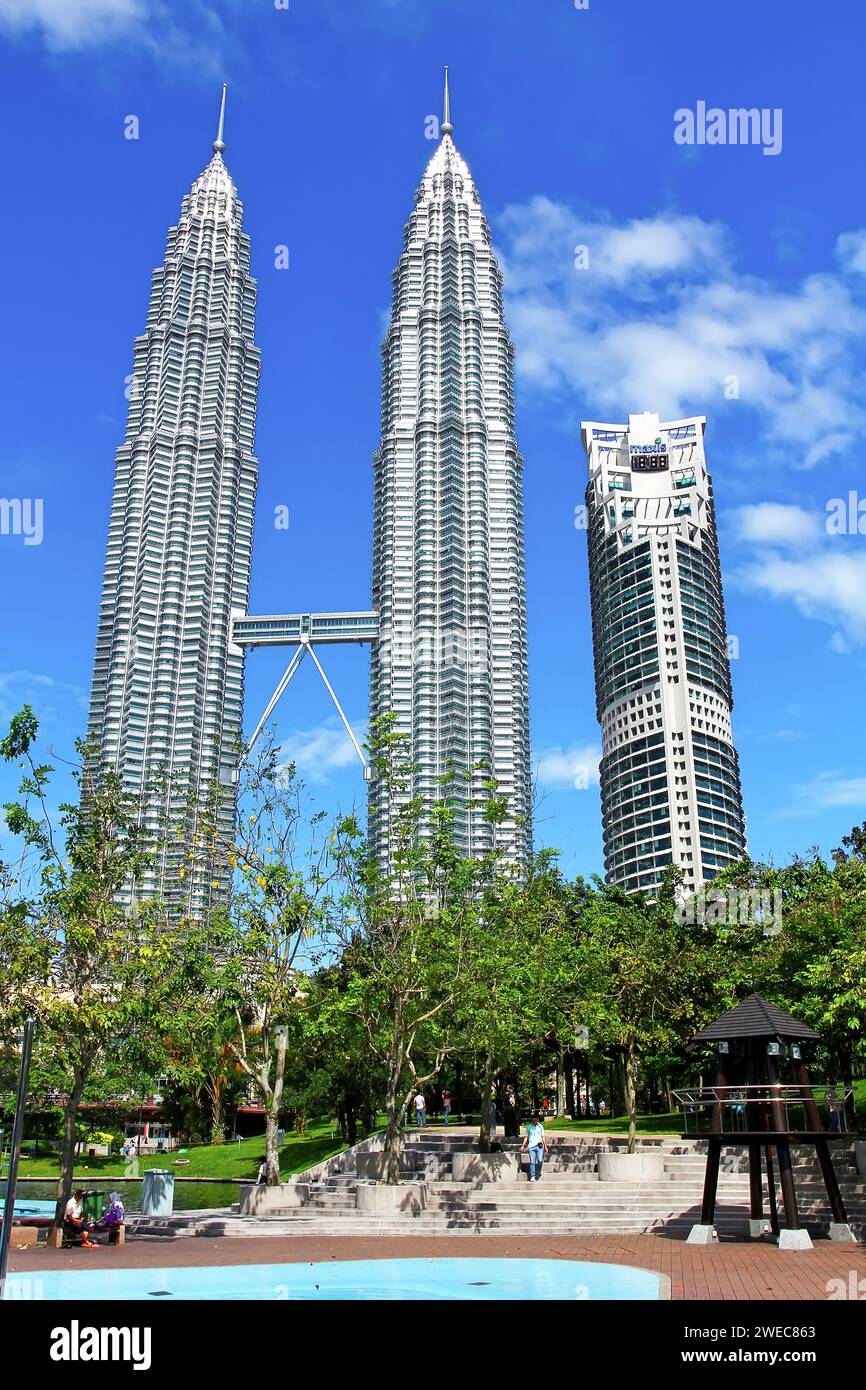 Petronas Twin Towers oder KLCC vom KLCC Park in Kuala Lumpur, Malaysia. Stockfoto