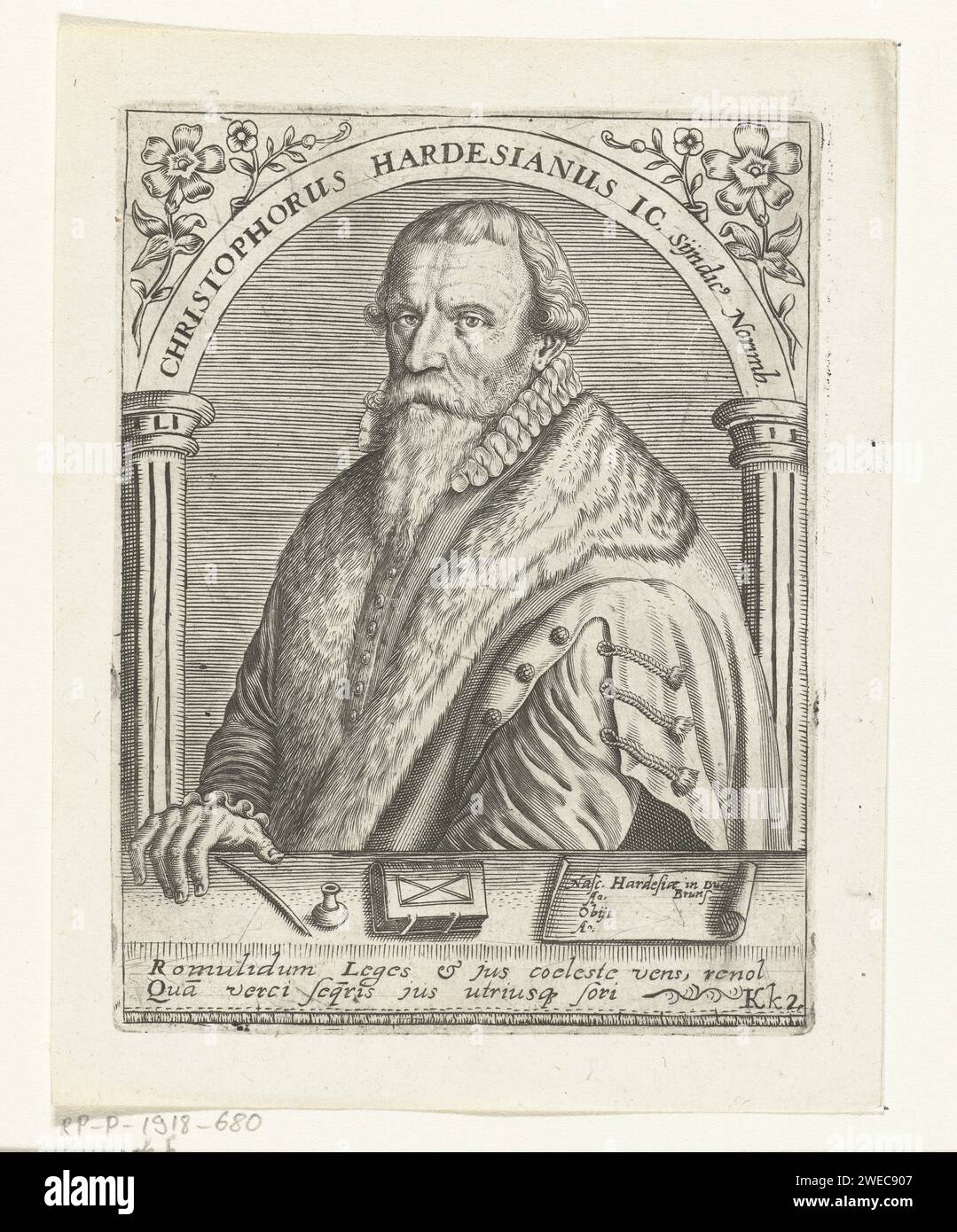 Porträt des deutschen Juristen und Theologen Christoph Herdesian, nach Jean Jacques Boissard, 1669 Porträt des deutschen Juristen und Theologen Christoph Herdesian, für eine Nische am Tisch. Auf dem Tisch liegen Schreibutensilien und ein Buch. Unter dem Porträt eine lateinische Strophe. Frankfurt am Main Papierstich Stockfoto