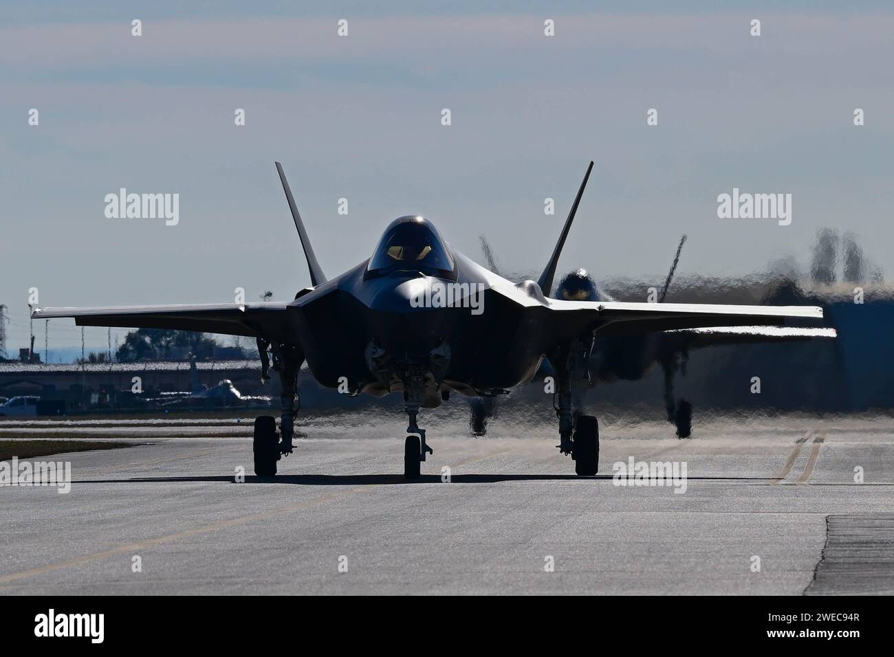 Zwei F-35A Lightning II der US Air Force, die dem 495th Fighter Squadron nach dem Flug auf der Aviano Air Base, Italien, am 16. Januar 2024 zugeteilt wurden. Unsere Fähigkeit, schnell zu reagieren und Verbündete und Partner zu beruhigen, beruht auf der Tatsache, dass wir gemeinsam trainieren und arbeiten. (Foto der U.S. Air Force von Airman 1st Class Joseph Bartoszek) Stockfoto