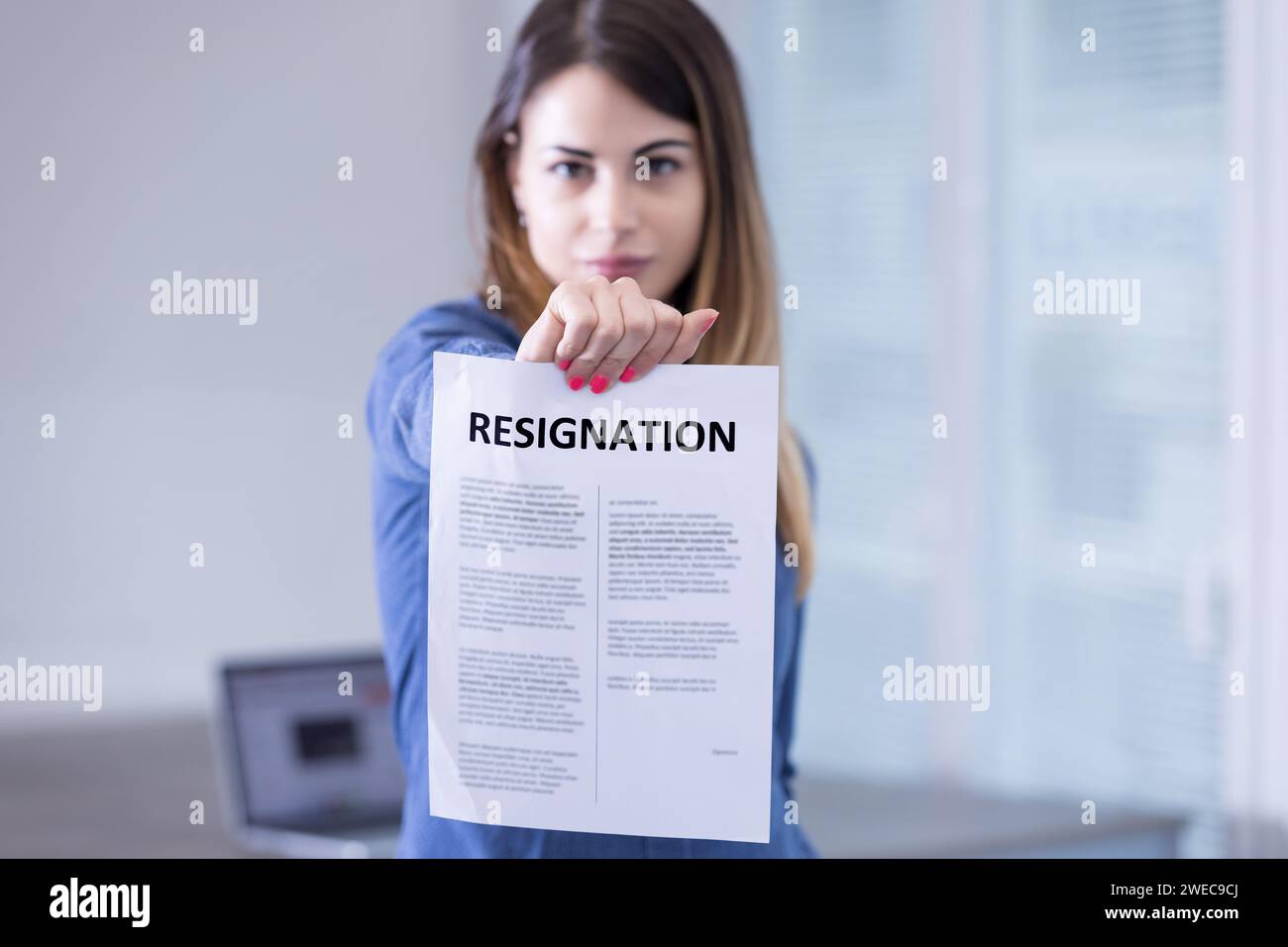 Der entscheidende Moment, in dem eine Frau selbstbewusst ihren Rücktritt in einem professionellen Büro vorstellt Stockfoto Der entscheidende Moment, in dem eine Frau selbstbewusst ihren Rücktritt in einem professionellen Büro vorstellt Stockfoto