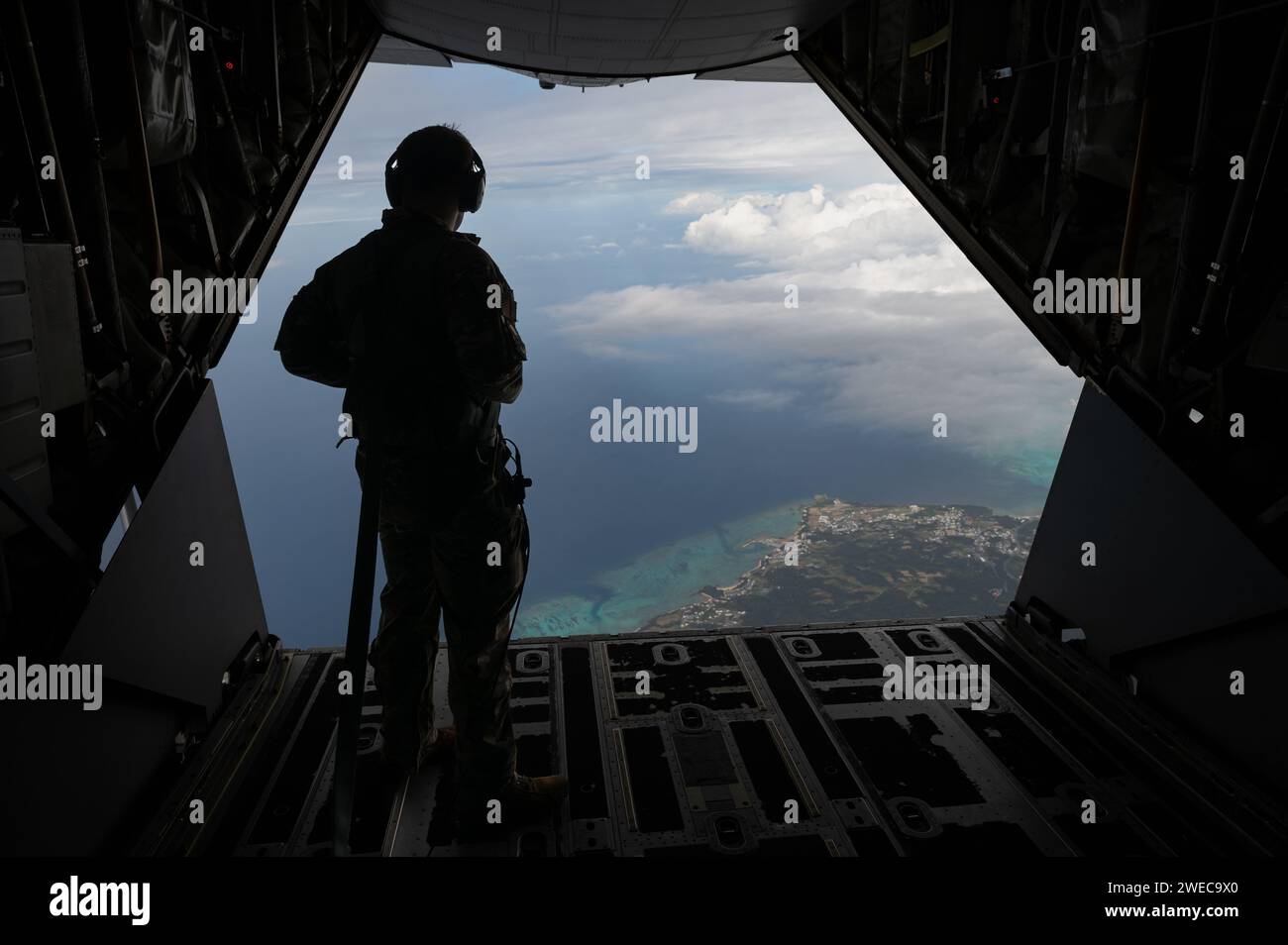 Ein 353. Special Operations Wing-Loadmaster springt aus einem MC-130J Commando II über Okinawa, Japan, 19. Januar 2024. Das 353. SOW stellt kampfbereite, spezialisierte Luftkräfte und Luftmänner bereit, um das gesamte Spektrum der Sondereinsatzkräfte der Luftwaffe durchzuführen, wobei die weltweite Mobilität, humanitäre Operationen und Hilfseinsätze sowie Notfallmaßnahmen aufrechterhalten werden. (Foto der U.S. Air Force von Senior Airman Tylir Meyer) Stockfoto