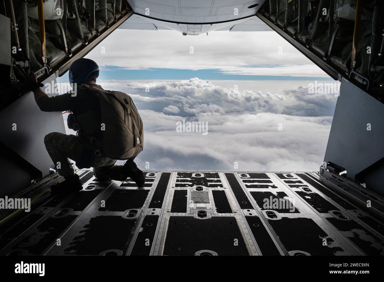 Ein Pararescueman der 31st Rescue Squadron sucht nach der Drop-Zone eines MC-130J Commando II, das dem 353. Special Operations Wing über Okinawa, Japan, am 19. Januar 2024 zugewiesen ist. Pararescuemen sind ausgebildet, ausgerüstet und positioniert, um Personal-Bergungsoperationen im gesamten Spektrum sowohl in Friedenszeiten als auch in Kampfumgebungen durchzuführen. (Foto der U.S. Air Force von Senior Airman Tylir Meyer) Stockfoto