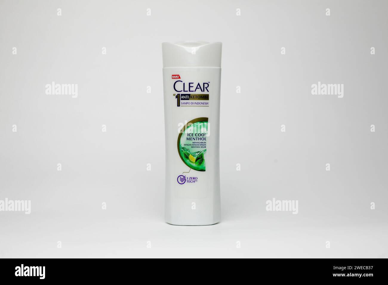 Klares Anti-Schuppen Ice Cool Menthol Shampoo isoliert auf weißem Hintergrund Stockfoto