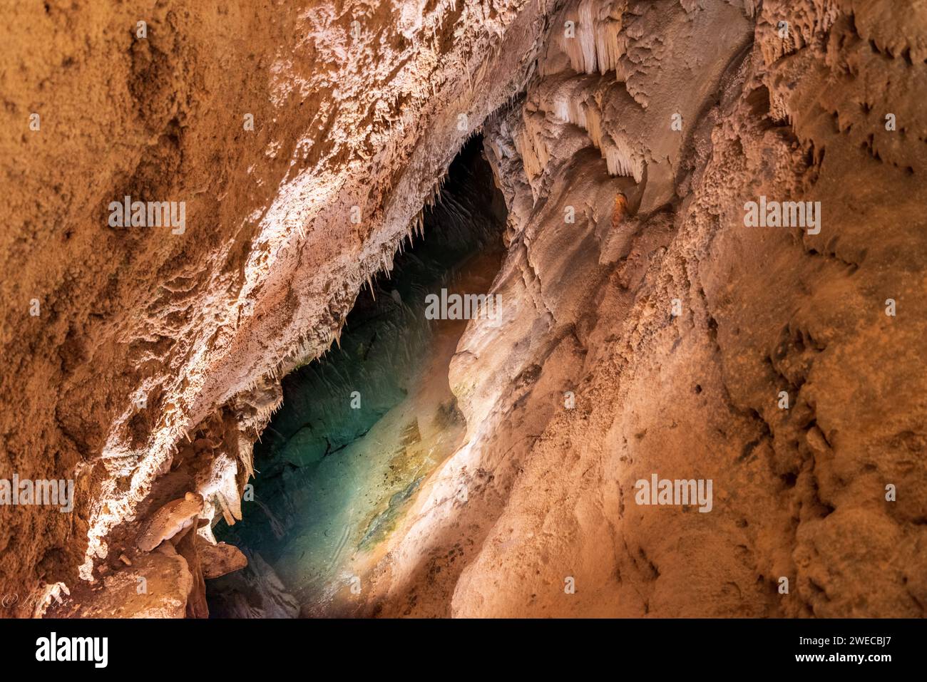 Bermudas versteckte Juwelen: Begeben Sie sich auf eine Reise in die faszinierenden Tiefen der Crystal und Fantasy Caves, wo die Natur ihre unterirdischen Wunder enthüllt. Stockfoto