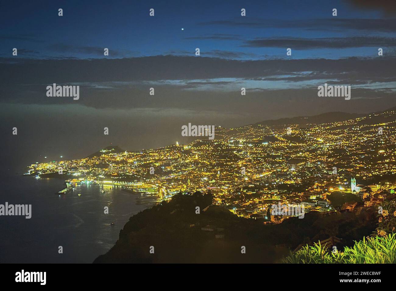 Blick auf Funchal bei Nacht vom Hotel Ocean Gardens auf einer Klippe, Madeira, Funchal Stockfoto