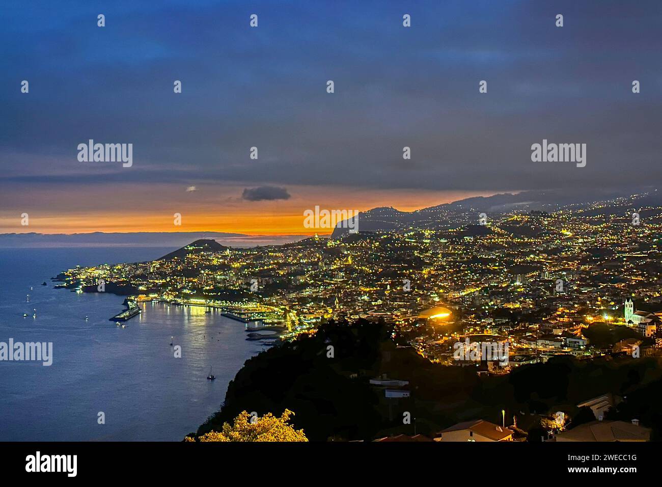 Blick auf Funchal bei Nacht vom Hotel Ocean Gardens auf einer Klippe, Madeira, Funchal Stockfoto