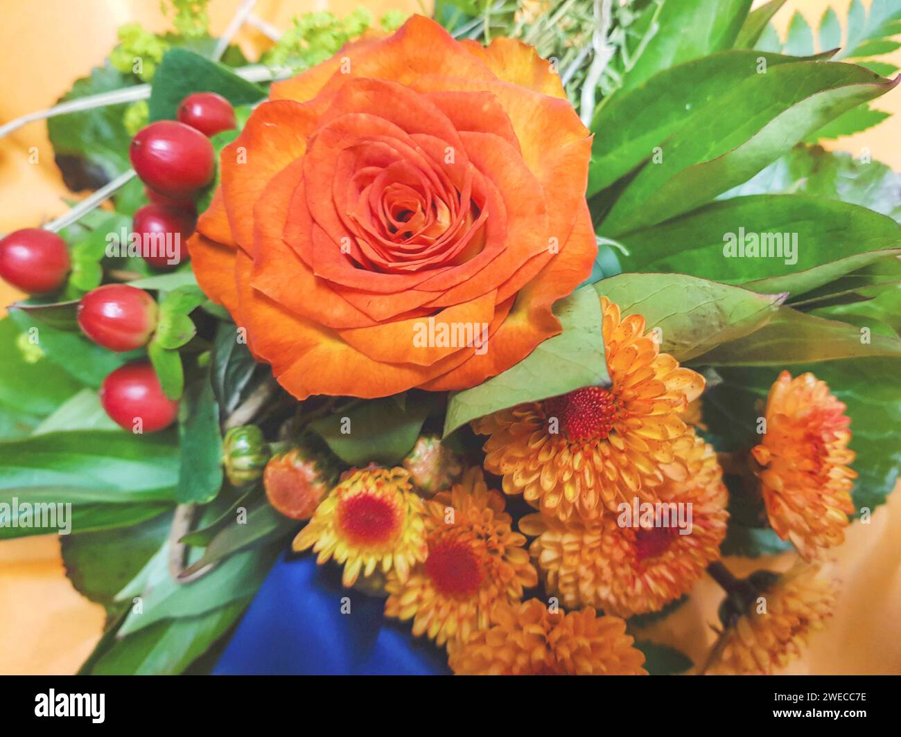 Farbenfroher Blumenstrauß mit Rosen, Dahlien und St. Johanniskraut Stockfoto