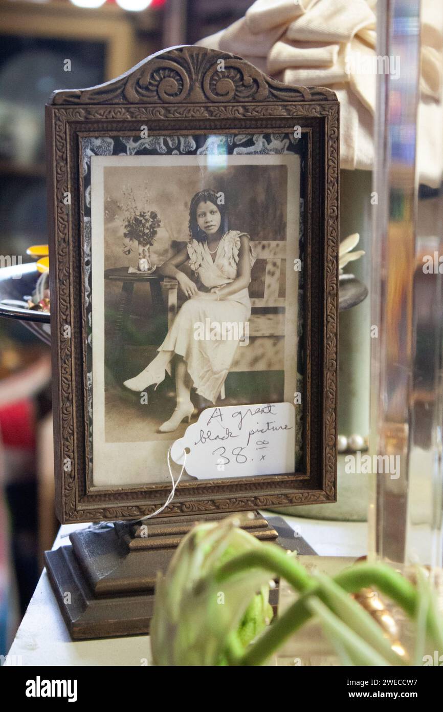 Detailaufnahmen von Vintage-Artikeln zum Verkauf in einem Antiquitätengeschäft in Savannah, Georgia Stockfoto