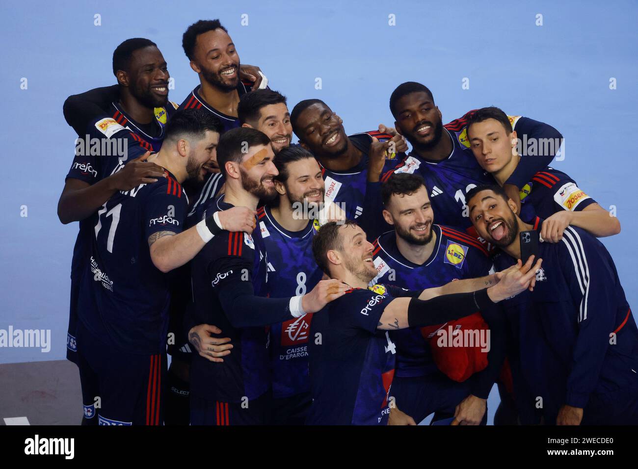 Handball, EHF-Europameisterschaft der Männer Hauptrunde Frankreich (FRA) vs. Ungarn (HUN) 35 : 32 Uhr 24.01.2024 in der Lanxess-Arena in Köln Kentin MAHE (FRA) ( 3.v.re. untere Reihe ) macht mit seinem Mobiltelefon nach dem Spielschluss ein Selfie Foto mit seinen französischen Mannschaftskameraden. Foto : Norbert Schmidt Stockfoto