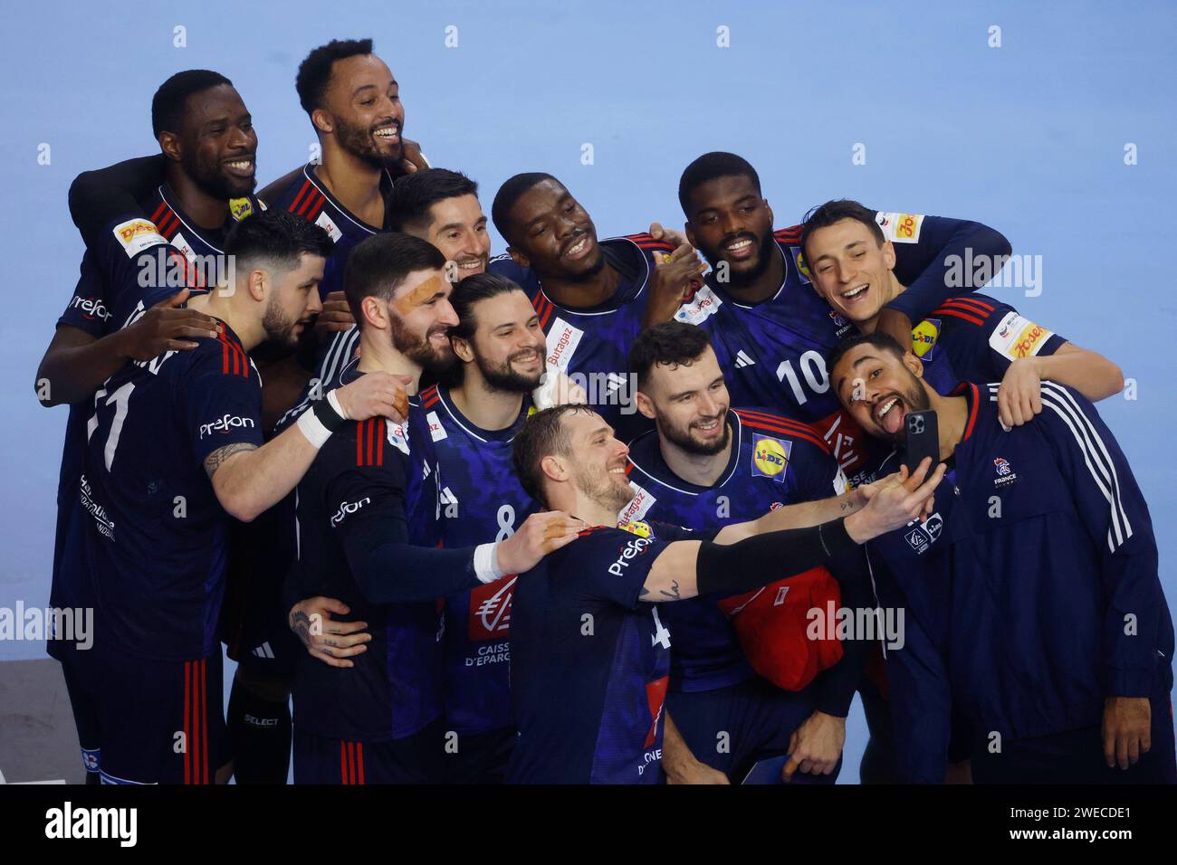 Handball, EHF-Europameisterschaft der Männer Hauptrunde Frankreich (FRA) vs. Ungarn (HUN) 35 : 32 Uhr 24.01.2024 in der Lanxess-Arena in Köln Kentin MAHE (FRA) ( 3.v.re. untere Reihe ) macht mit seinem Mobiltelefon nach dem Spielschluss ein Selfie Foto mit seinen französischen Mannschaftskameraden. Foto : Norbert Schmidt Stockfoto