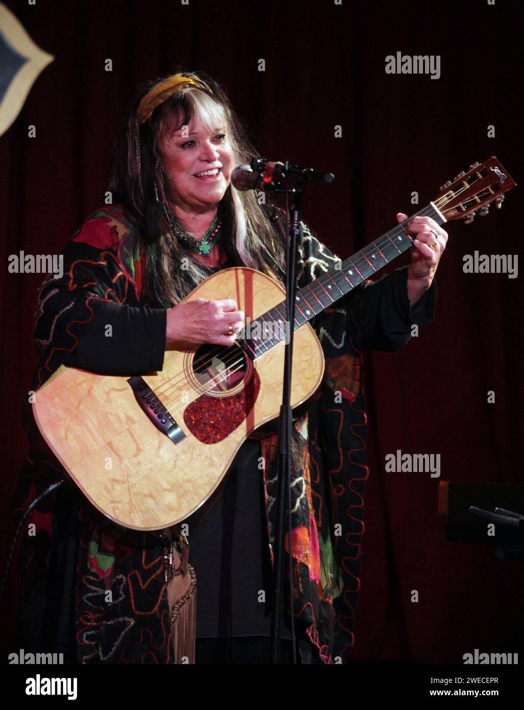 Melanie ist gestorben. Die Sängerin und Songwriterin Melanie Safka-Schekeryk, bekannt als Melanie, die vor allem für ihre Hits aus den späten 60er und frühen 70er Jahren wie „Brand New Key“, „Lay Down (Candles in the Rain)“, „Ruby Tuesday“ bekannt ist. und What Have They Done to My Song Ma spielte am 7. April 2012 im B.B. King Blues Club & Grill in New York City. Foto: Henry McGee/MediaPunch Stockfoto