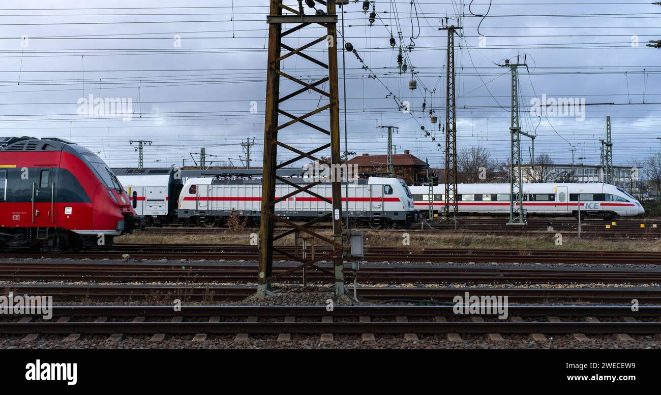 Stehende Züge auf den Gleisen vor Leipzig. Ein Regionalzug, ein Schnellzug und ein Überlandzug stehen hintereinander. Stockfoto