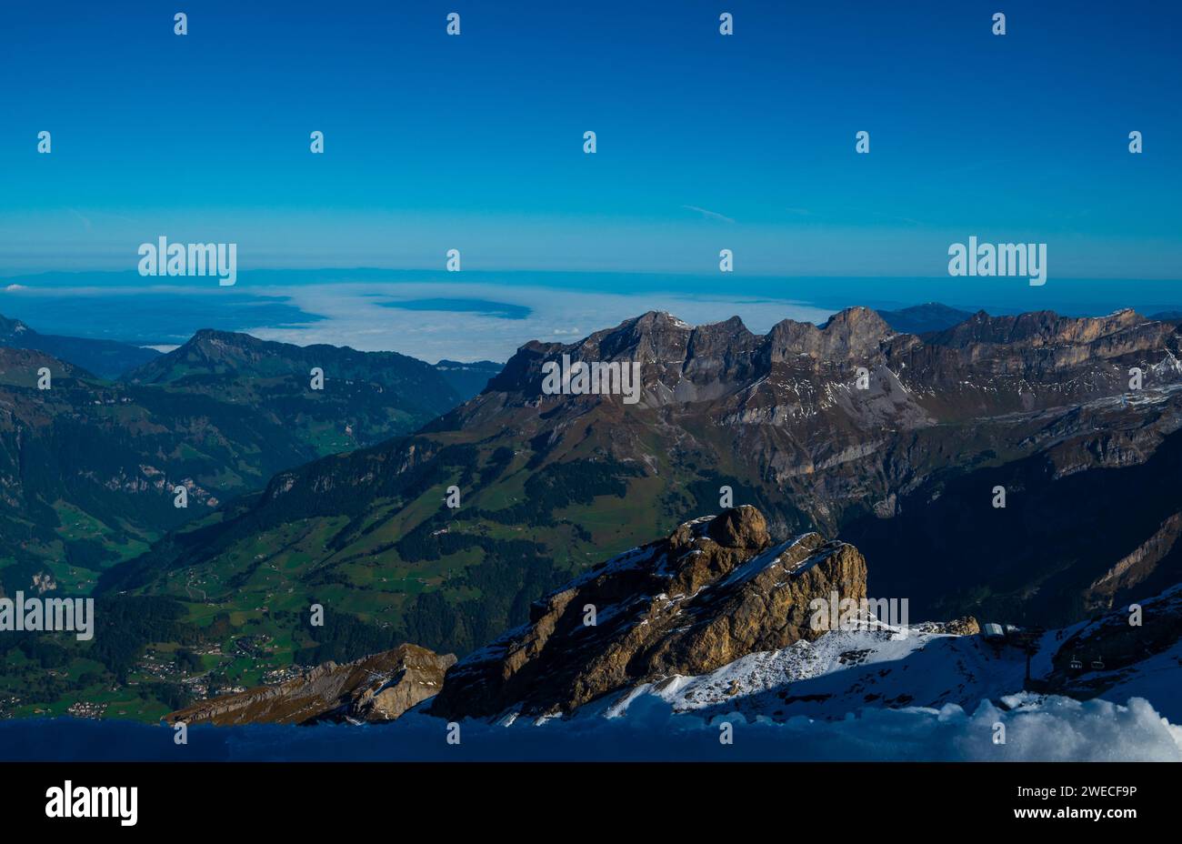 Titlis, Luzern, Schweiz: Wo schneebedeckte Gipfel und alpine Schönheit zu einem atemberaubenden Panorama verschmelzen. Stockfoto