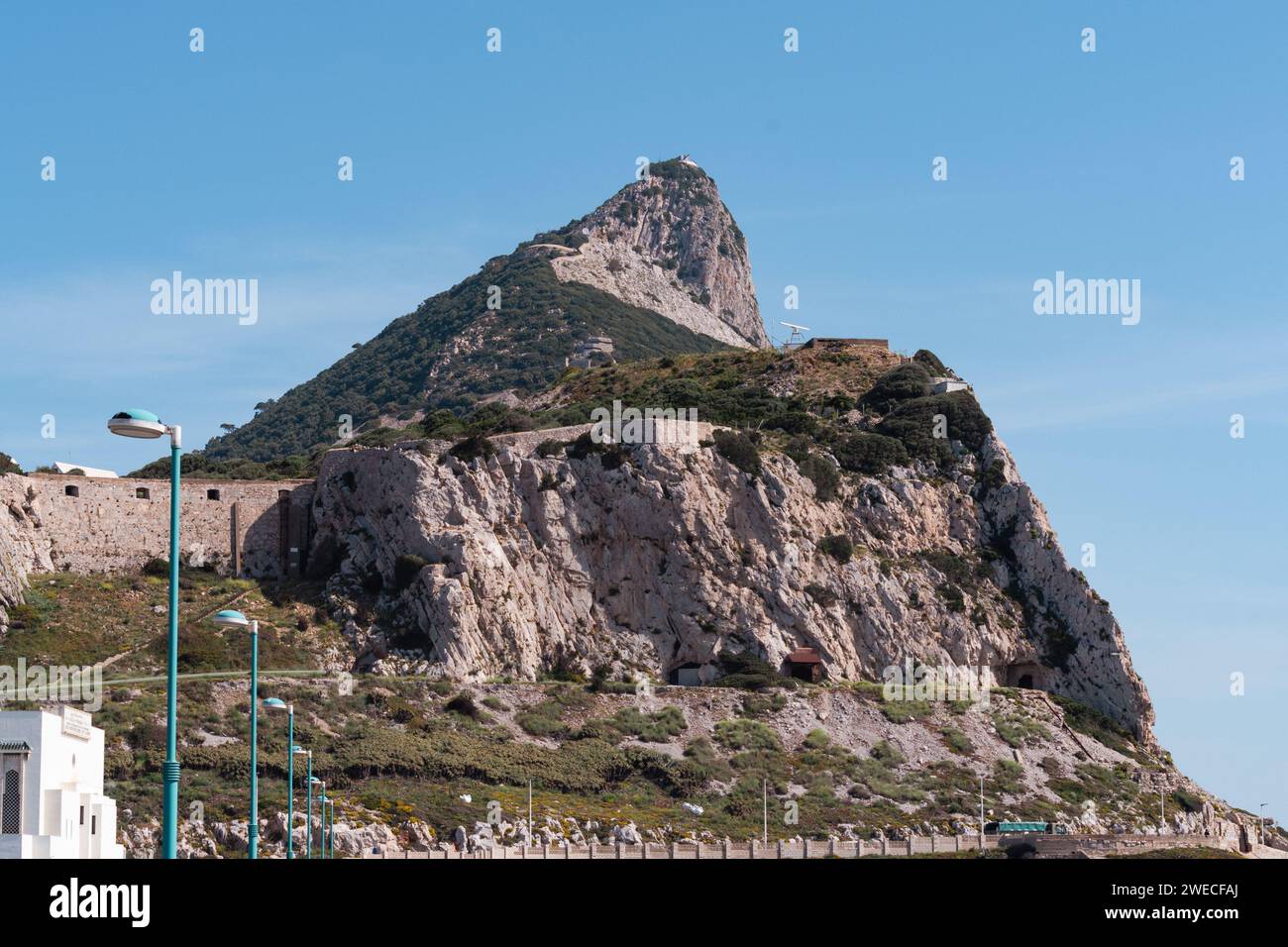 Der Felsen von Gibraltar: Ein majestätisches Wahrzeichen an der Küste, ein geologisches Wunder und ein Symbol des britischen Erbes mit Blick auf das Mittelmeer. Stockfoto