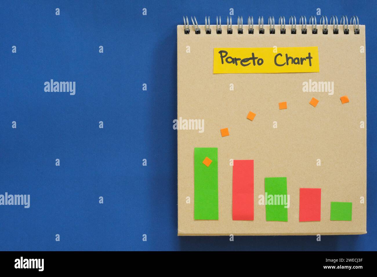 Pareto-Diagramm-Ursachenanalyse-Tool auf einem Notizblock mit Kopierraum für die Problemlösung. Infografik. Stockfoto