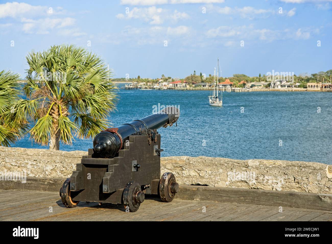 Spanische Kolonialkanone bewacht den Fluss Matanzas von der Mauer aus Kokinastein der Festung Castillo de San Marcos aus dem 17. Jahrhundert Stockfoto