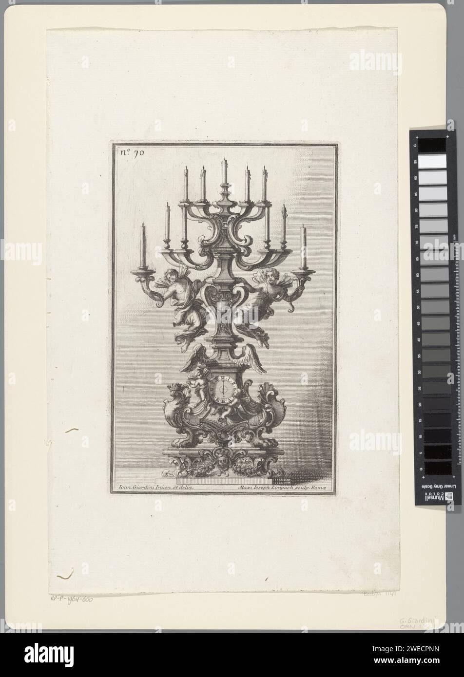 Kerzenleuchter mit vier geflügelten Figuren und einer Uhr, Druck 1714 oben links nummeriert: nein 70. Druckerei: RomeAfter Zeichnung von: Italien Design von: ItalyVaticaanstad Papierätzung Ornament  Candelabrum. Kronleuchter, Kandelaber. Kerze. Fabelhafte Wesen mit Flügeln. Uhr Stockfoto