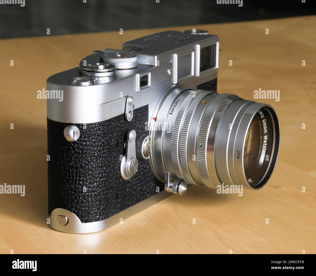 Eine klassische Leica M3 Entfernungsmesser-Kamera mit Summarit 50mm f1.5 Ernst Leitz Objektiv. Stockfoto