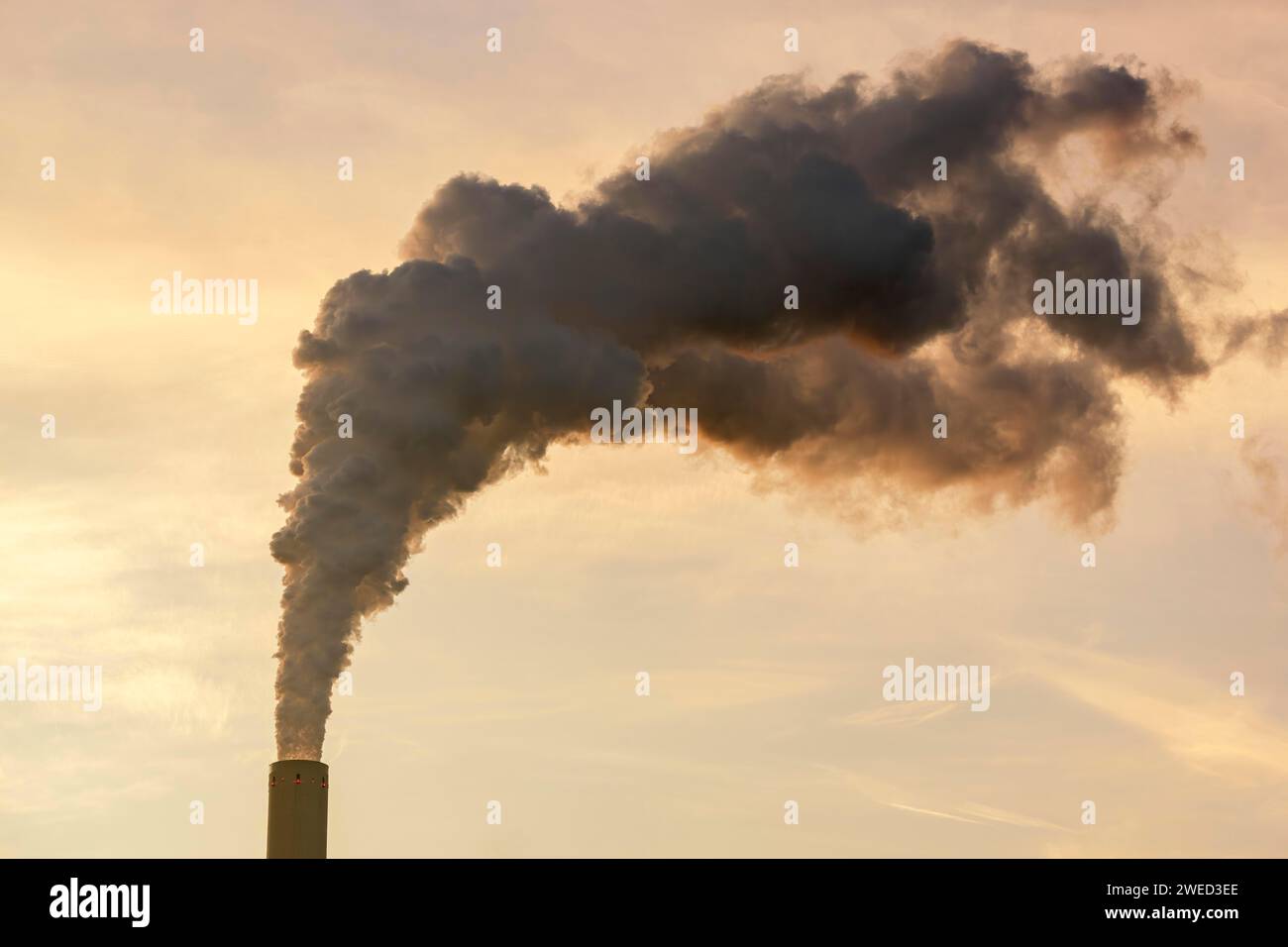 Symbolisches Bild Energiewende, fossile Brennstoffe, Rauchschornstein, Industrieanlage, Schornstein, Rauch, Rauch, Baden-Württemberg, Deutschland Stockfoto