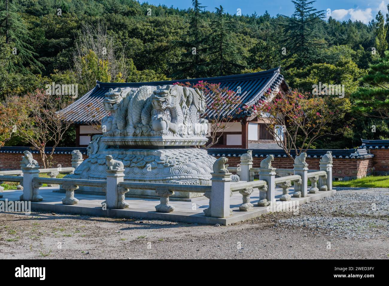 In Stein gehauene Drachen auf der Schildkröte im buddhistischen Tempel in Gimje-si, Südkorea Stockfoto