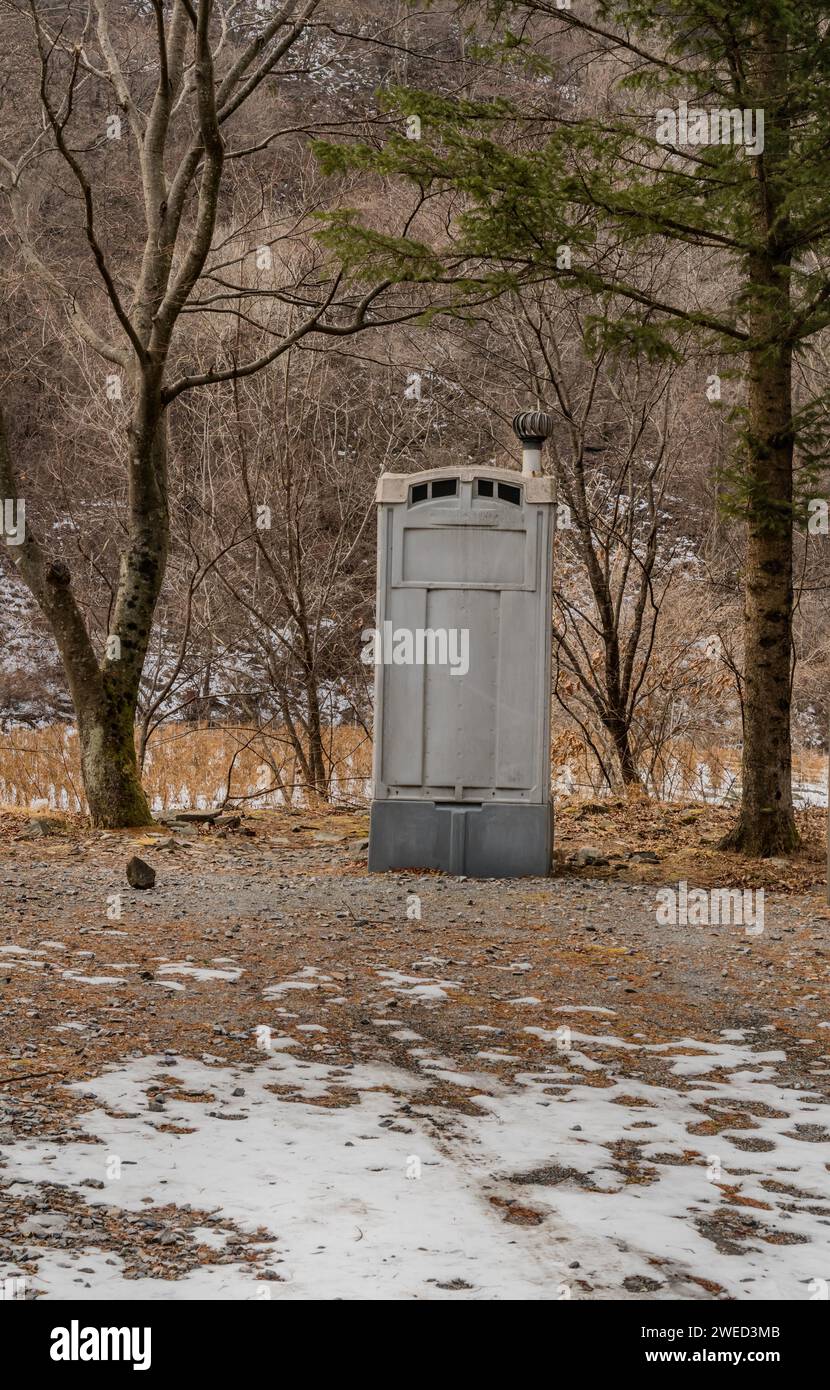 Altmodisches Porttopf im Einsatz als öffentliche Toilette in der Wildnis Südkoreas Stockfoto