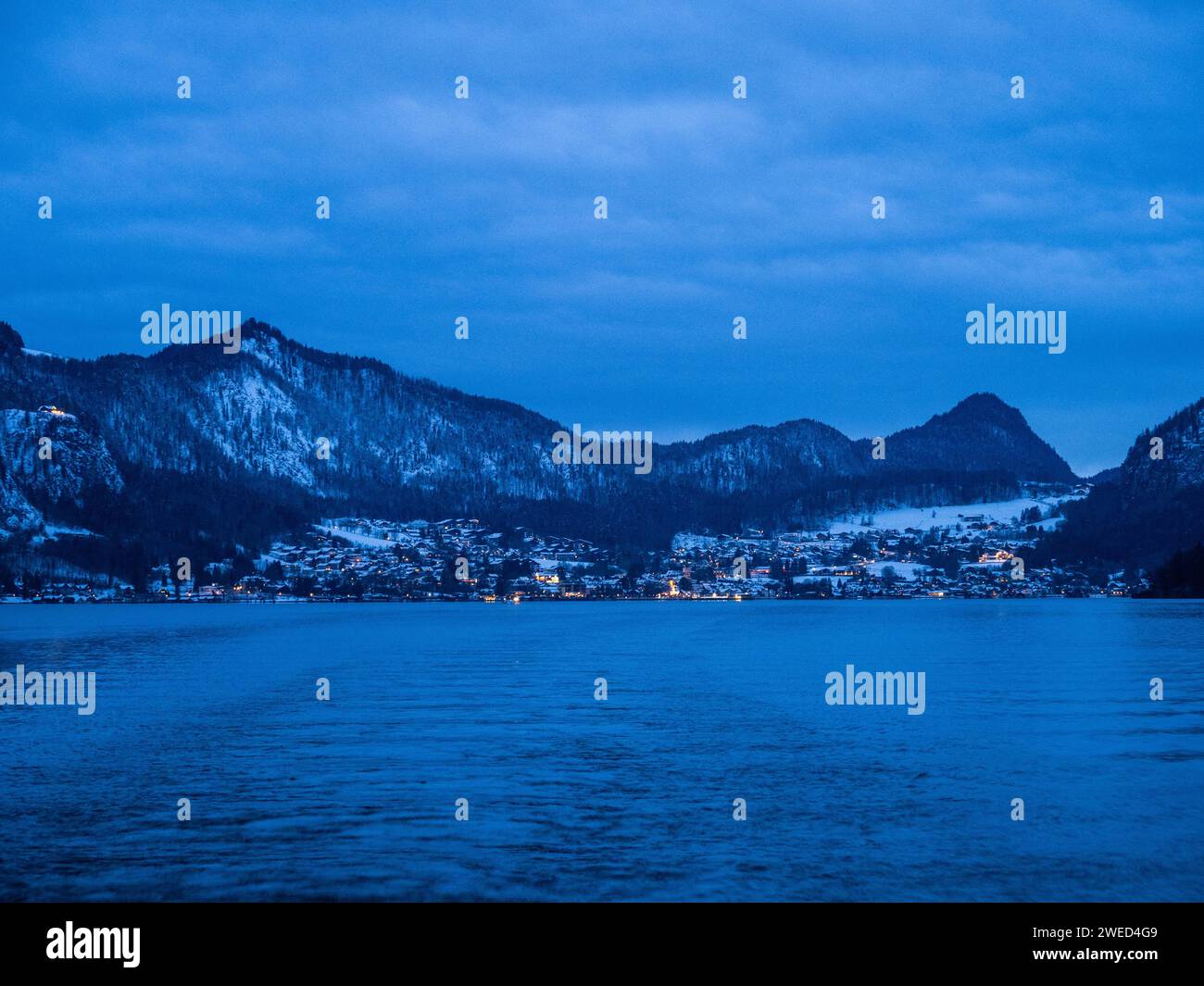 Winterstimmung, Blick über den Wolfgangsee, St. Gilgen am Wolfgangsee im Hintergrund, blaue Stunde, Salzkammergut, Flachgau, Salzburger Land, Österreich Stockfoto