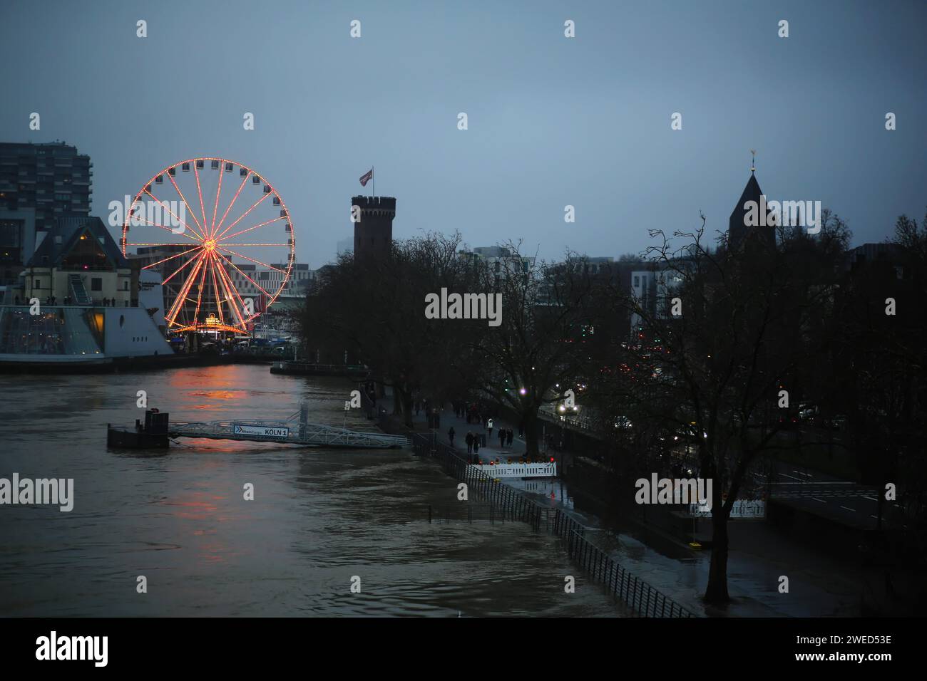 Ein abendlicher Blick auf das Rheinufer bei Köln, da im Januar tiefliegende Straßen überflutet werden. Köln, Deutschland Stockfoto