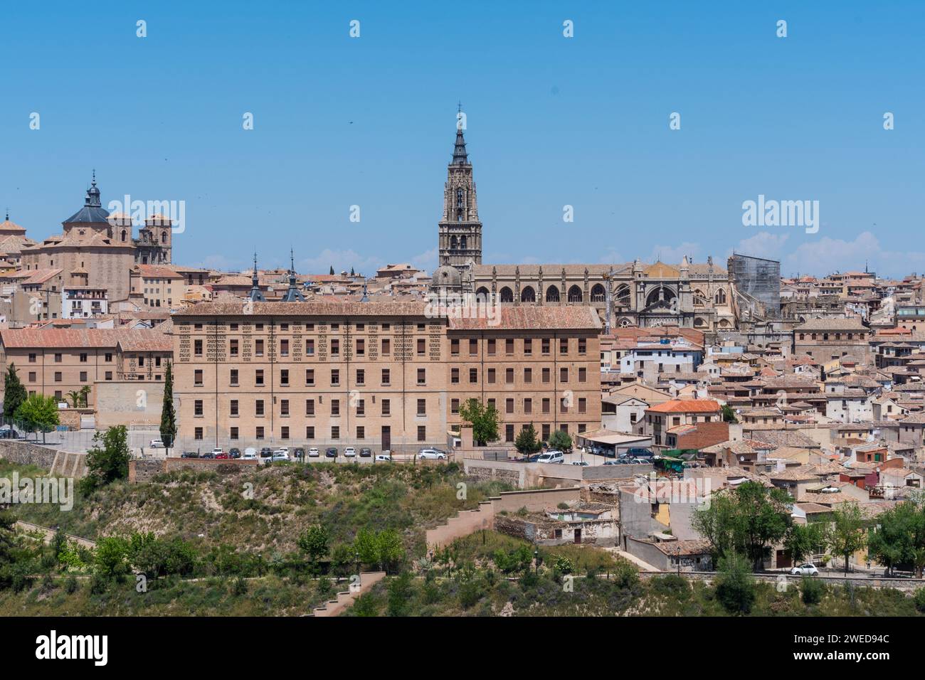 Fangen Sie die zeitlose Schönheit von Toledo, Spanien, ein Panoramablick auf den historischen Charme und die architektonische Pracht ein Stockfoto