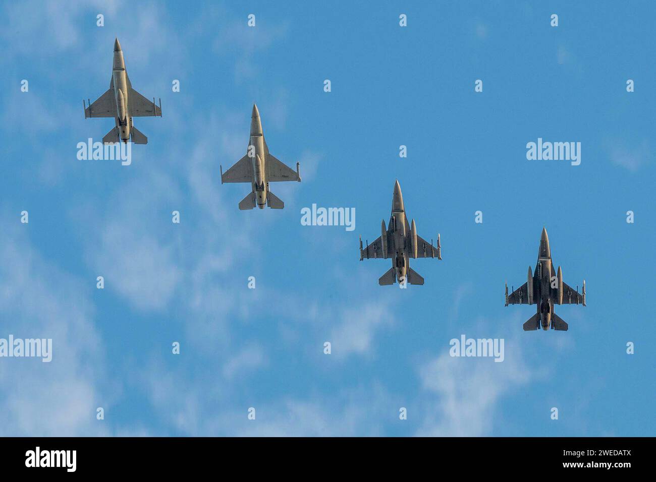 Nicht Offengelegter Speicherort. Januar 2024. Die F-16-Kampffalken der US Air Force und der Royal Bahraini Air Force fliegen an einem unbekannten Ort in Formation als Teil der Übung Ballast Cannon im US-Zentralkommando, Januar. 7, 2024. Ballast Cannon ist eine Routineübung, die fast vierteljährlich mit der Royal Bahraini Air Force durchgeführt wird, um die schnellen Expeditionsfähigkeiten der U.S. Air Force durch die Integration von Agile Combat Employment Objectives für F-16 Fighting Falcon, KC-135 Stratotanker und operatives Hilfspersonal zu unterstützen. Die langjährigen Beziehungen der U.S. Air Fo Stockfoto