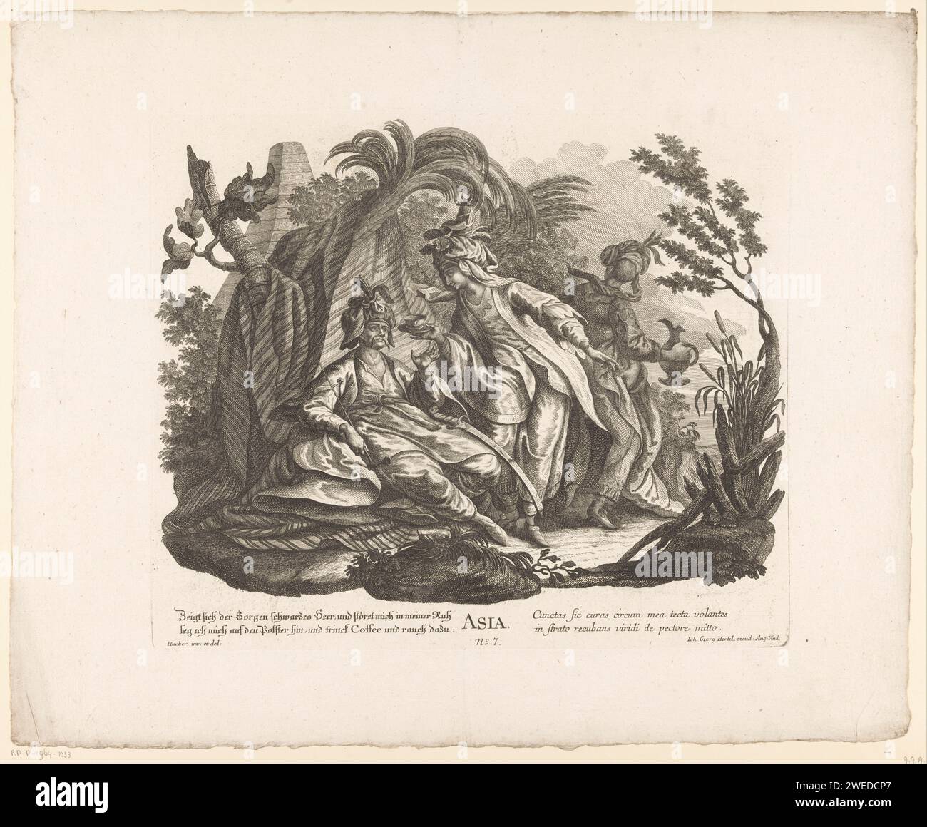 Azië, Anonym, nach Hueber, 1705–1775 Druckschrift Allegorie des Kontinents Asien. In einer Landschaft gibt es einen alten Mann mit Turban, langer Pfeife und Schwert für einen Baum mit einem Tuch. Ein Angestellter auf der rechten Seite gibt ihm eine Tasse und Untertasse. Auf der rechten Seite ist ein zweiter Diener mit einer Kanne zu sehen. Eine Pyramide im Hintergrund. Am unteren Rand ein zweizeiliger deutscher und lateinischer Text. Veröffentlichungsnummer 7. Augsburg Papierätzung Asien allegorisch vertreten; 'Asia' (Ripa) Stockfoto